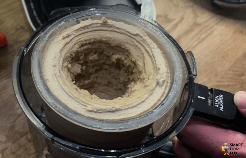 Blick in den Eisbehälter der Ninja Creami Deluxe – nach dem Re-Spin zeigt sich die typische cremige Eisstruktur mit Vertiefung.
